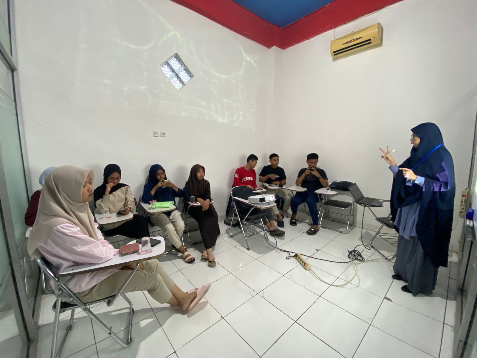 Kelas Perdana Persiapan UTBK 2026 TIEC-ID Resmi Dimulai: Siswa Fokus Pelajari TPS dan Tes Literasi